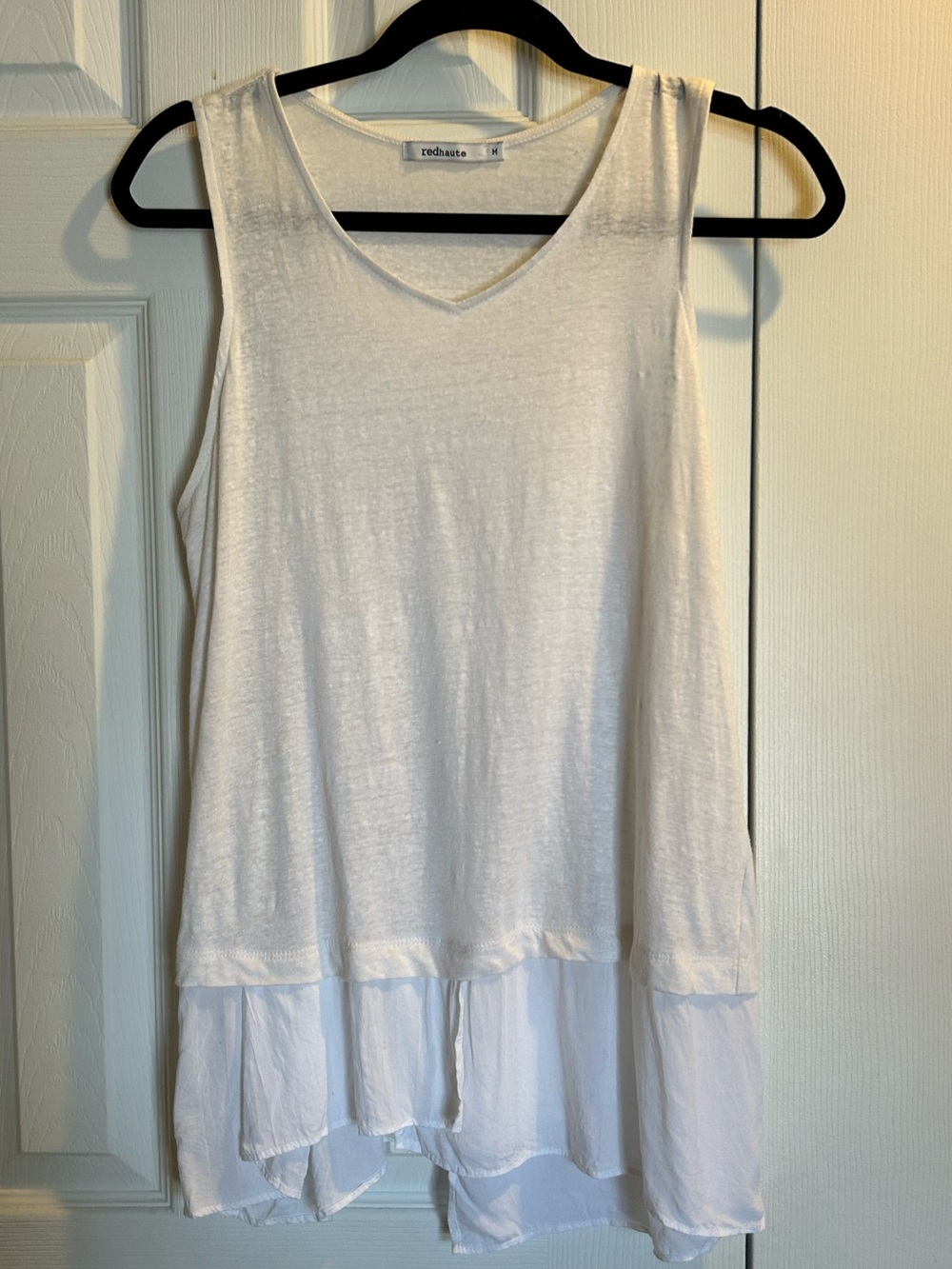 Red Haute White Linen/Rayon Sleeveless V-Neck Tank with Layered Hem - size Med